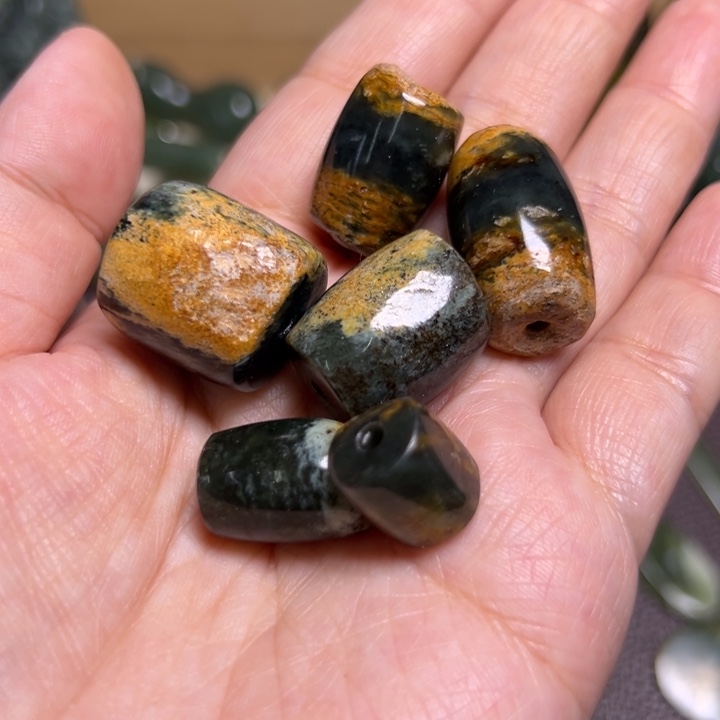 小***草岫岩河磨玉（透闪石质玉）未镶嵌颈饰