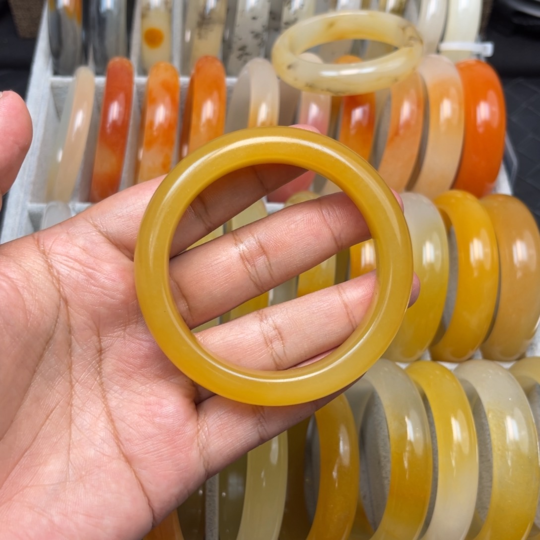 石英质玉（黄龙玉）手镯未镶嵌蓑*翁