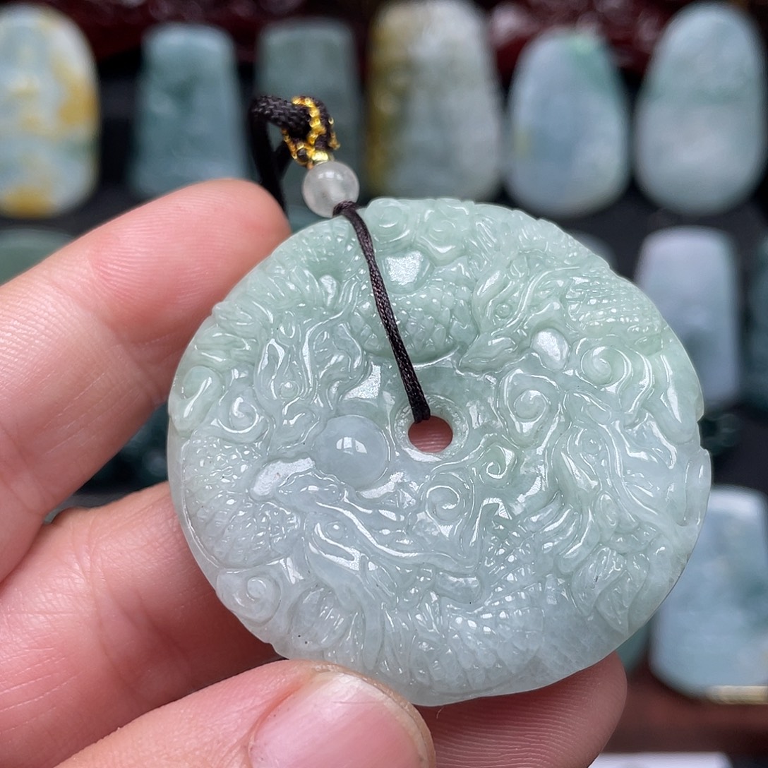 翡翠未镶嵌颈饰九龙扣