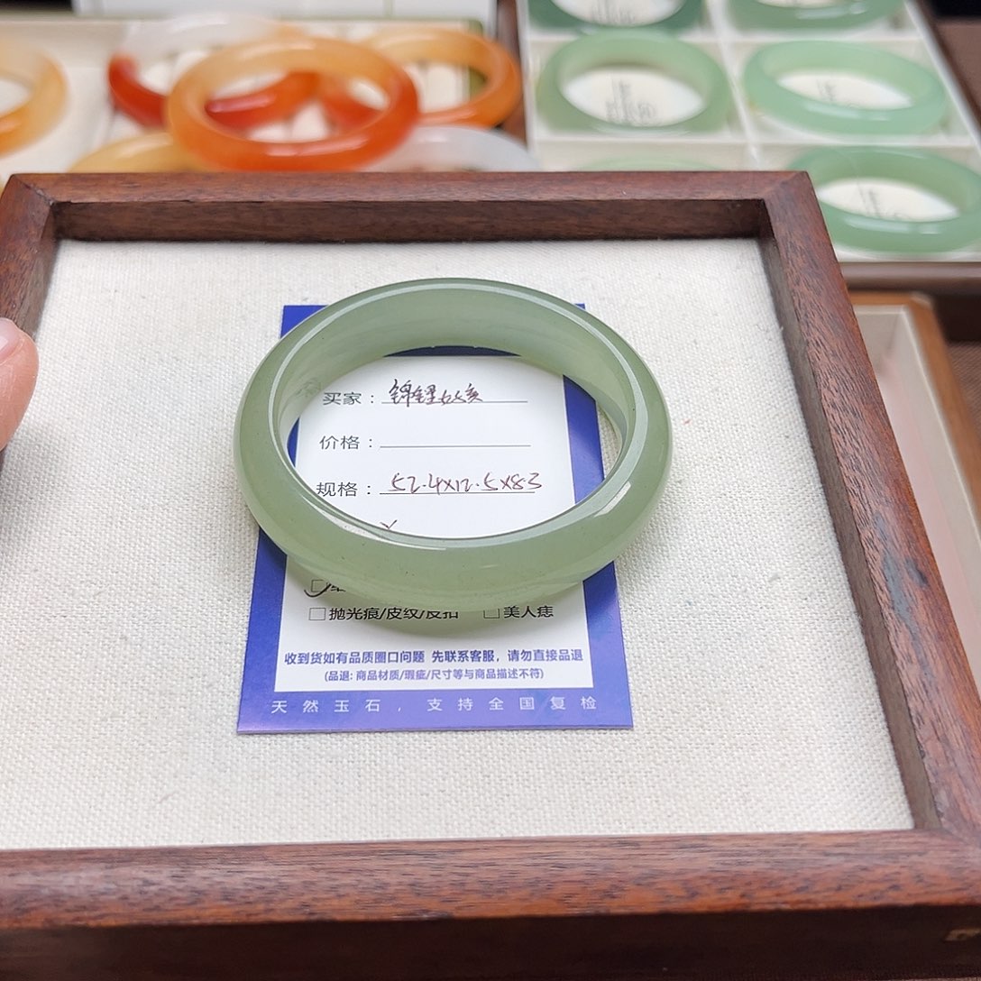 锦***孩石英质玉未镶嵌手镯