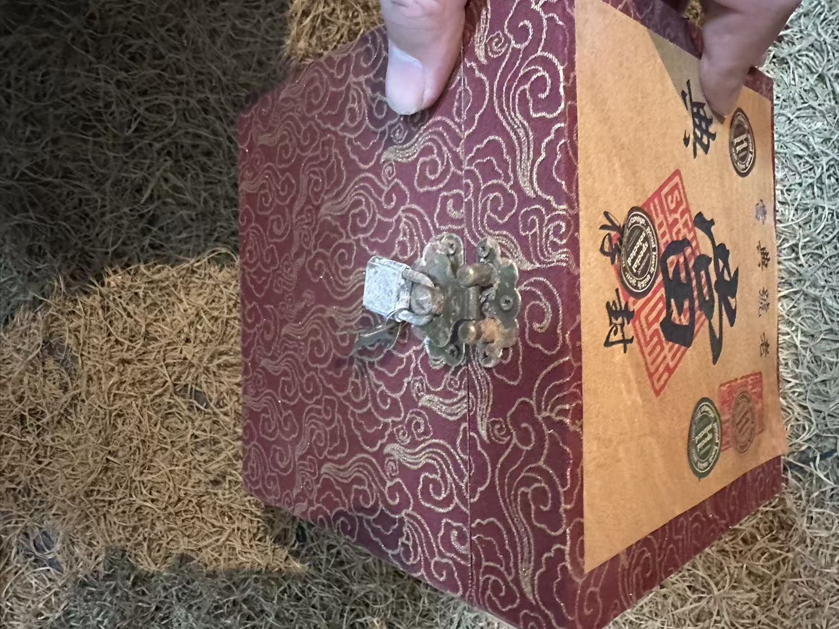 高红盒子——流水摆件