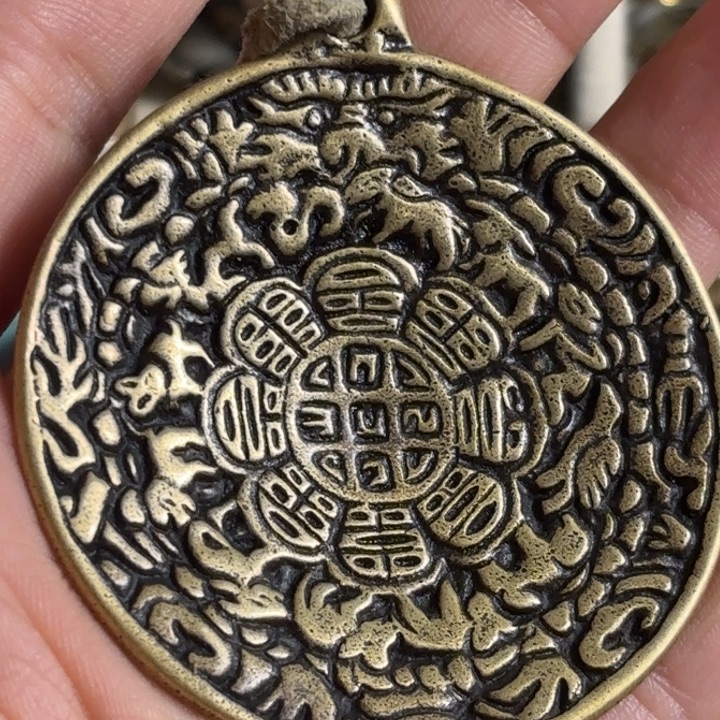 颈饰玻璃猪鼻 黄利玛铜 九宫