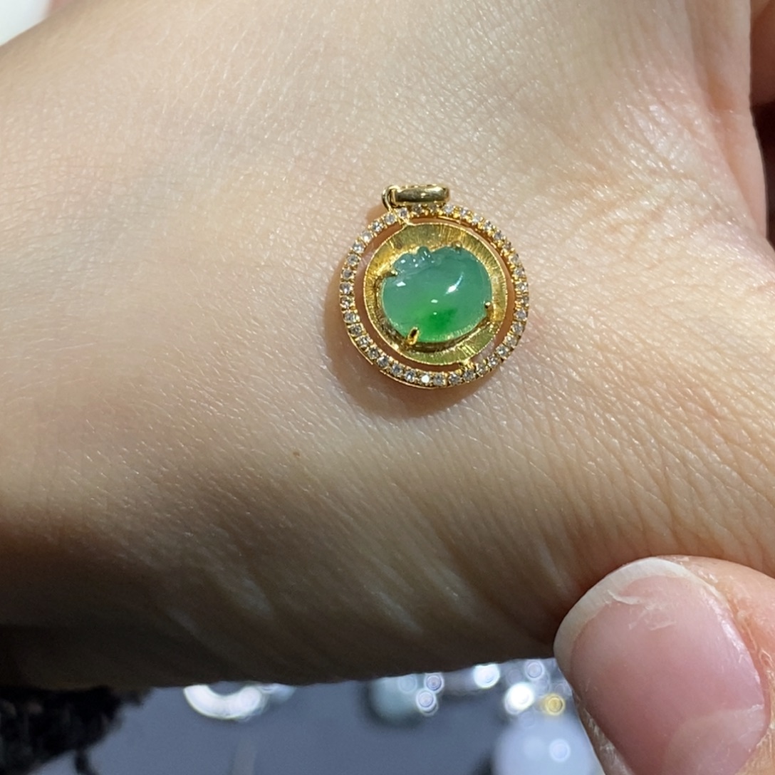 1***绪翡翠18K金镶嵌颈饰