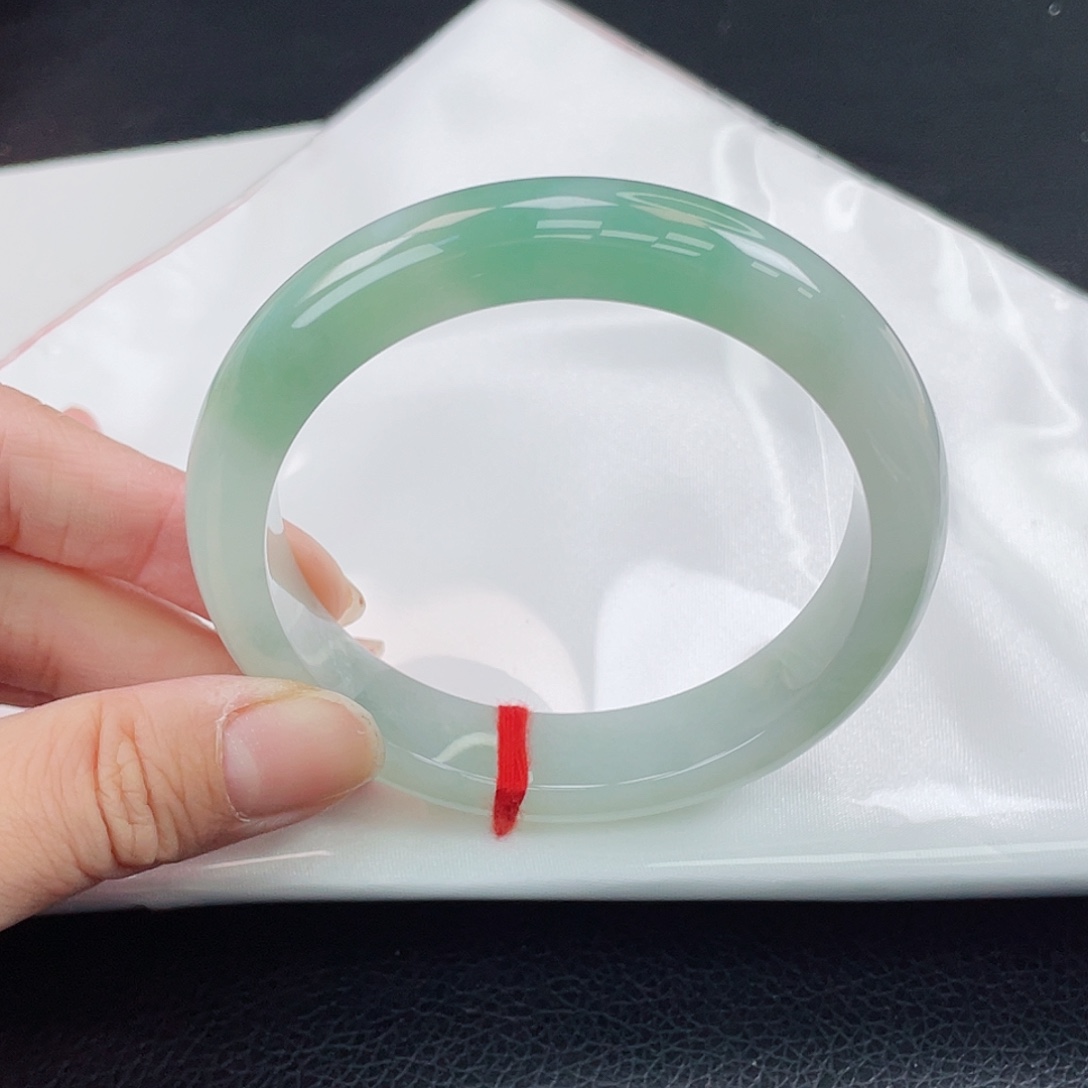 翡翠未镶嵌手镯嫩芽绿