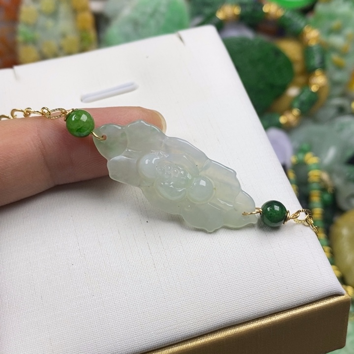 翡翠未镶嵌吊坠(赠链)