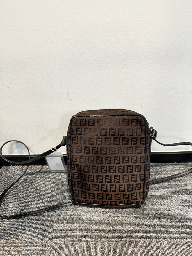 95新 FENDI/芬迪 斜挎包/芬迪/r77