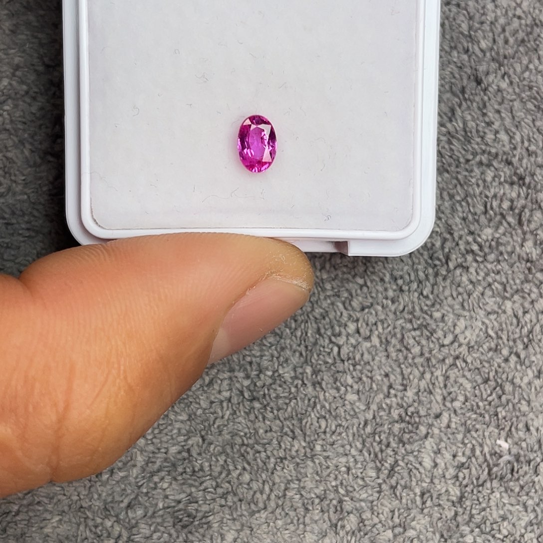蓝宝石裸石未镶嵌0.6Ct。