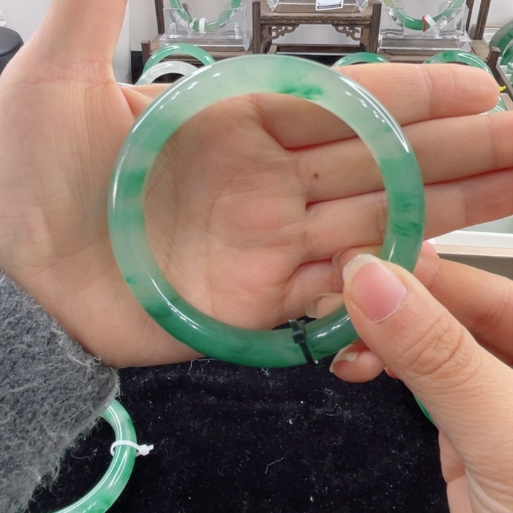 未镶嵌手镯石英质玉（非洲翠）蕾*