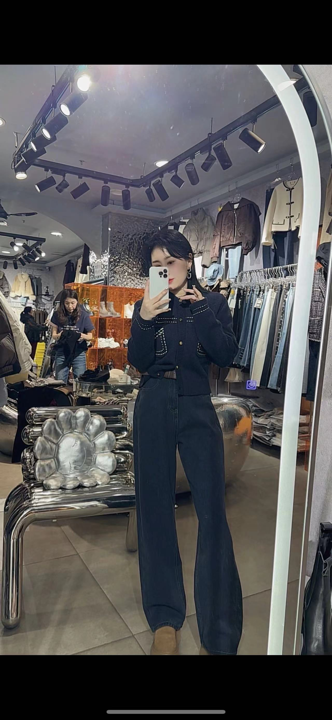 王琳家蓝色长裤百搭