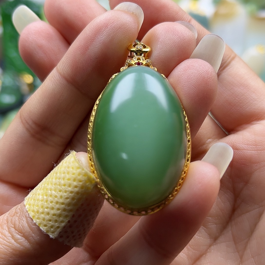 和田玉吊坠18K金镶嵌