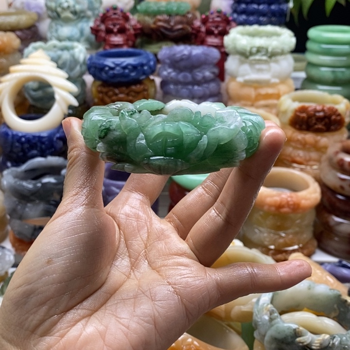 默***剧石英岩玉未镶嵌手镯