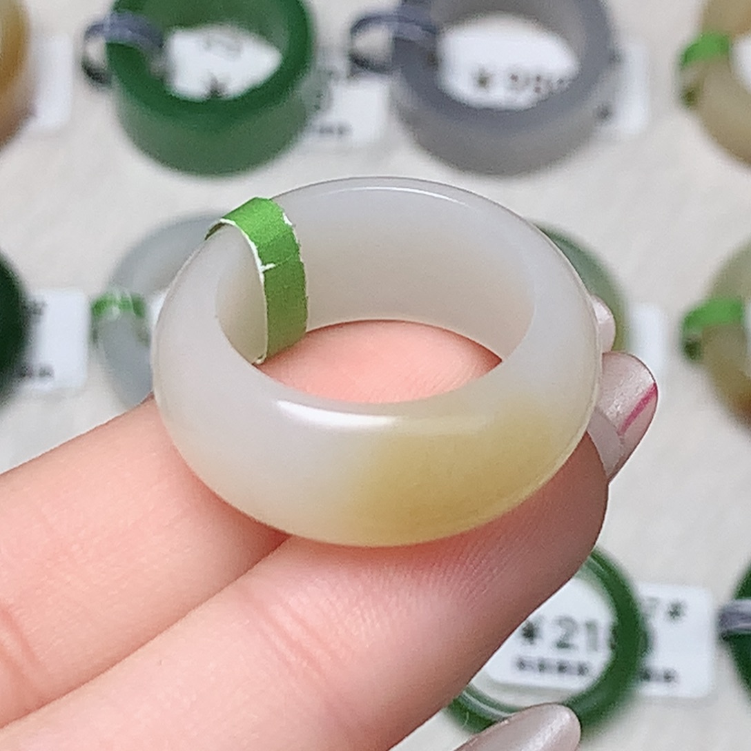 未镶嵌戒指和田玉