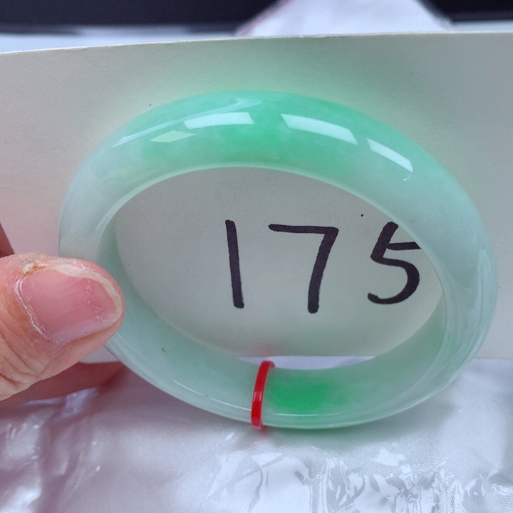 翡翠手镯未镶嵌翡翠