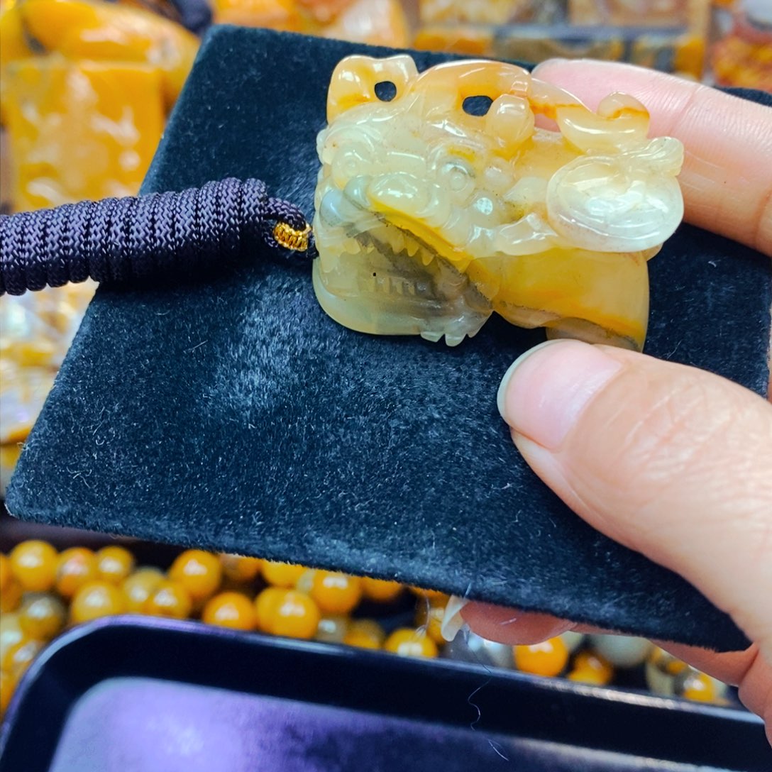 未镶嵌石英质玉（黄龙玉）颈饰