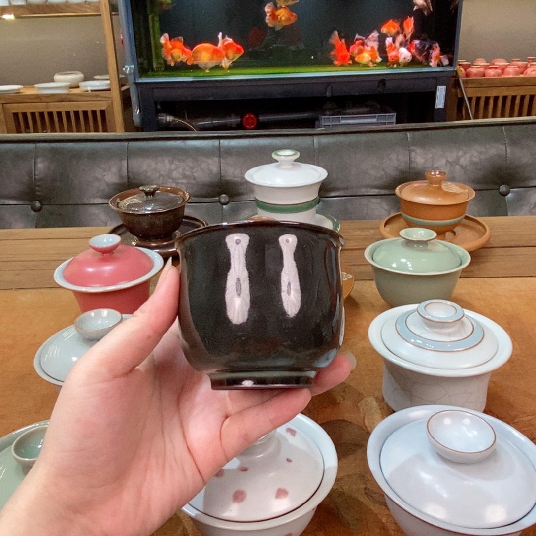 铁胎豆青釉捧杯开片
