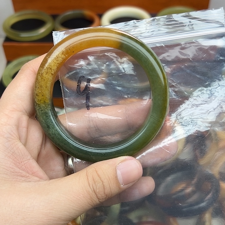 茈***烟蛇纹石玉未镶嵌手镯