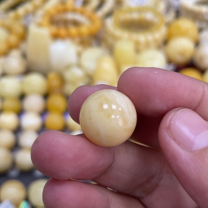 浩***活蜜蜡未镶嵌裸石15.6mm浓蜡 瑕疵