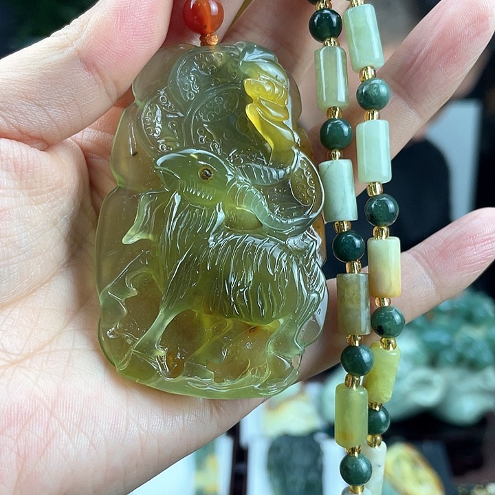 蛇纹石玉颈饰未镶嵌