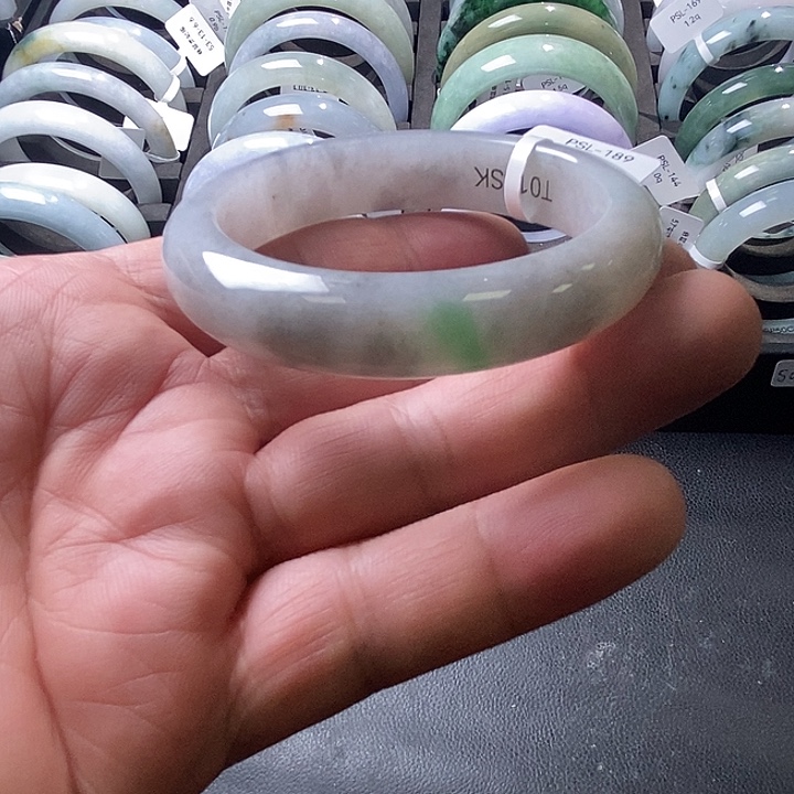 翡翠未镶嵌手镯3、正