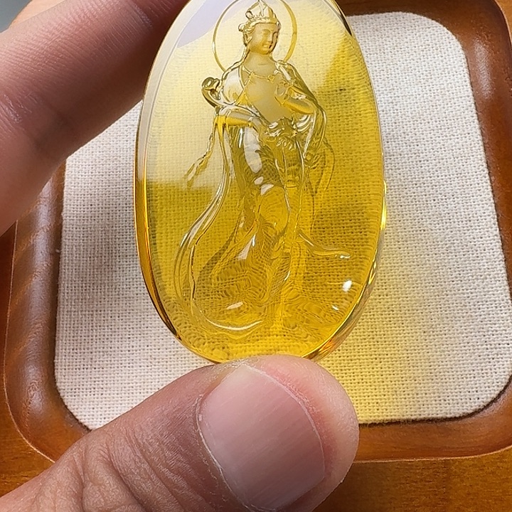 琥珀未镶嵌颈饰观音