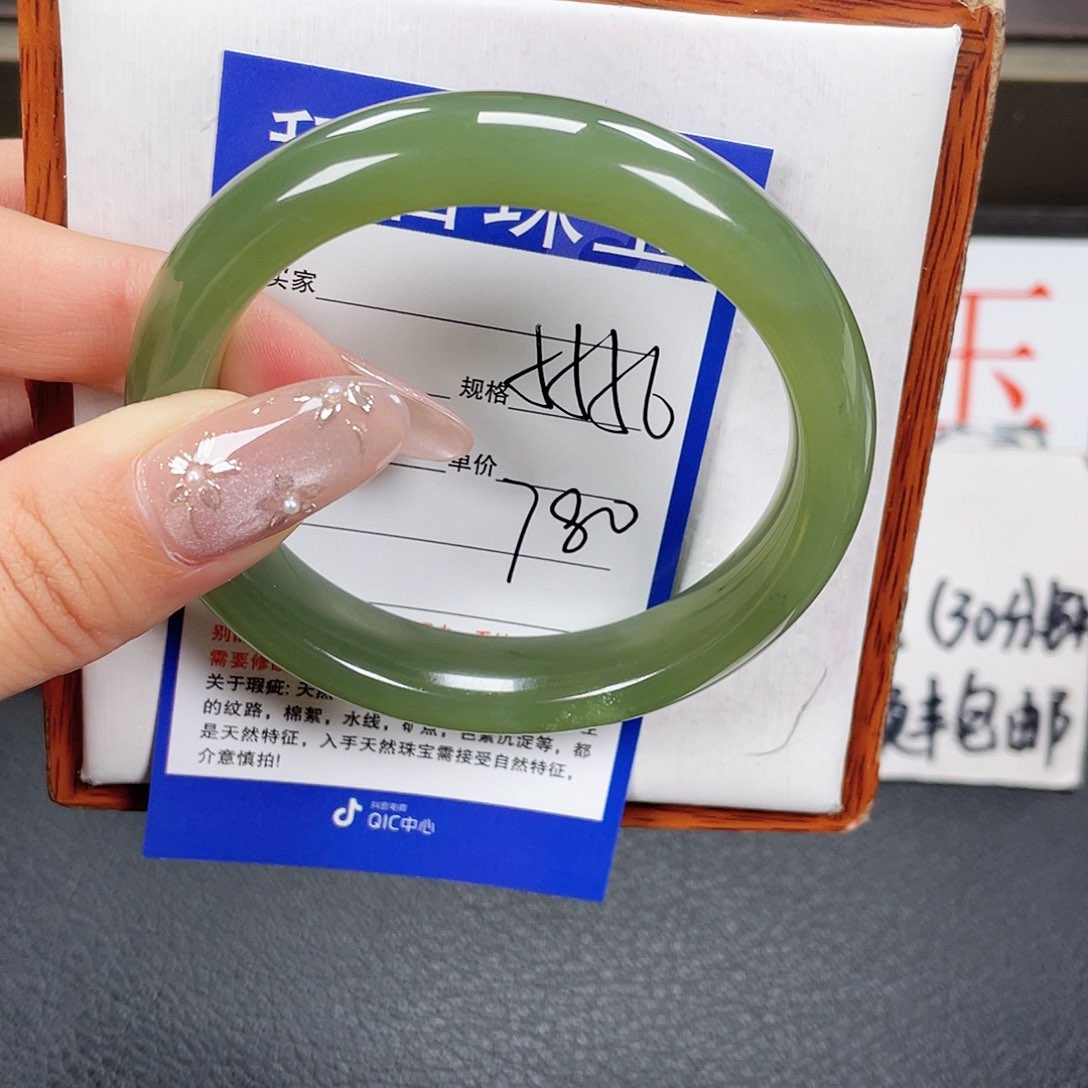 和田玉手镯未镶嵌