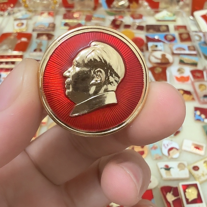 铝豆****?毛爷爷像章，佩戴
