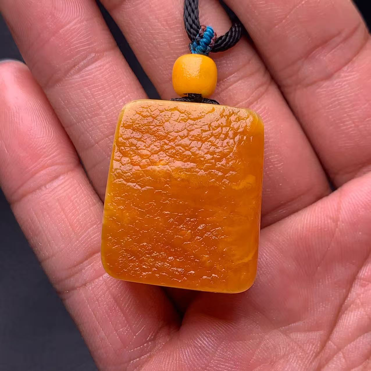 鸡油黄蜜蜡原石吊坠荔枝纹原石无牌11克尺寸31.4×27.1×15.1毫米