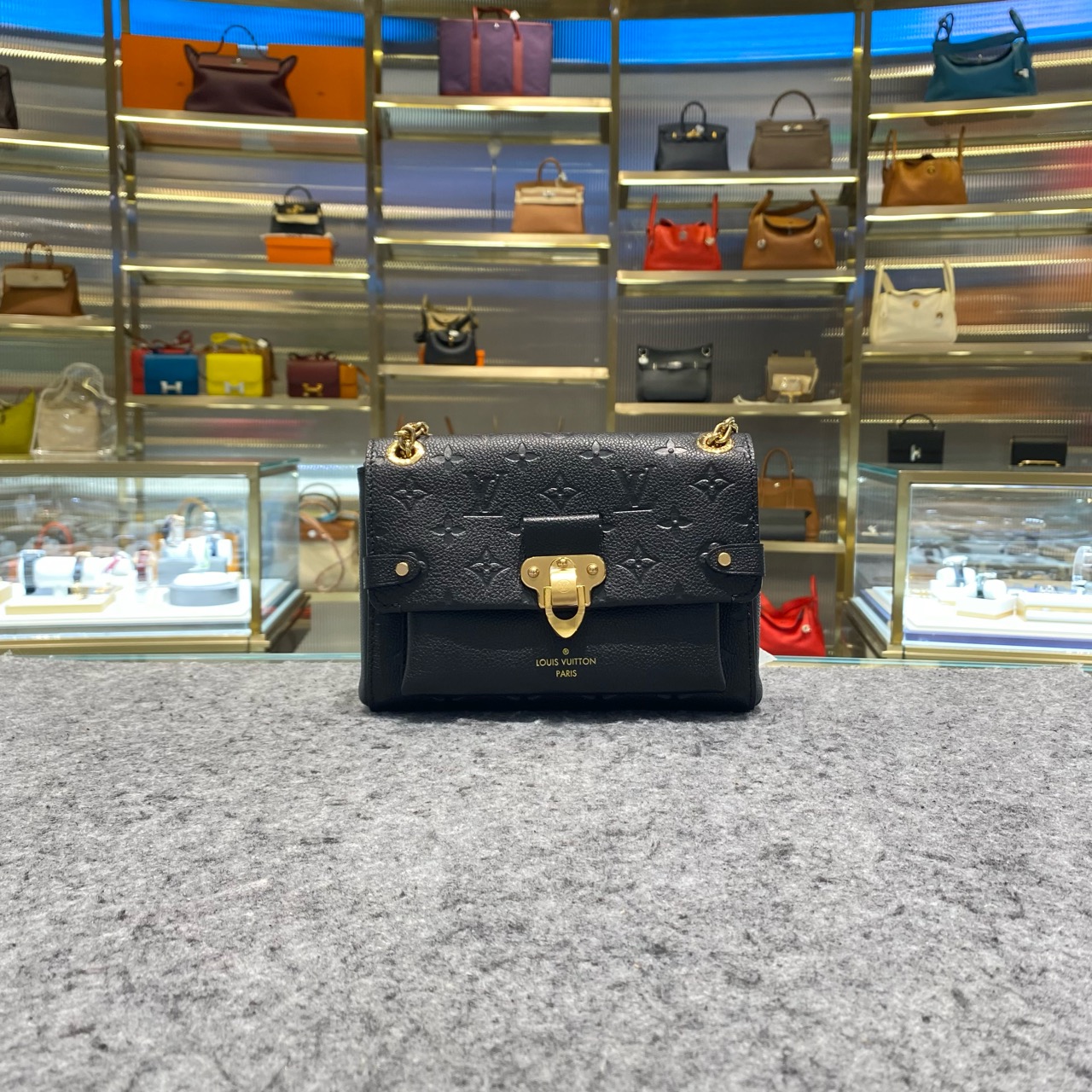 99新 LV 芯片款 LV Vavin bb 锁头 黑色全皮压花单肩包