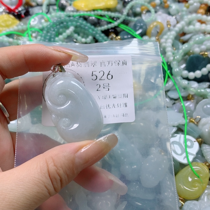 翡翠未镶嵌颈饰一