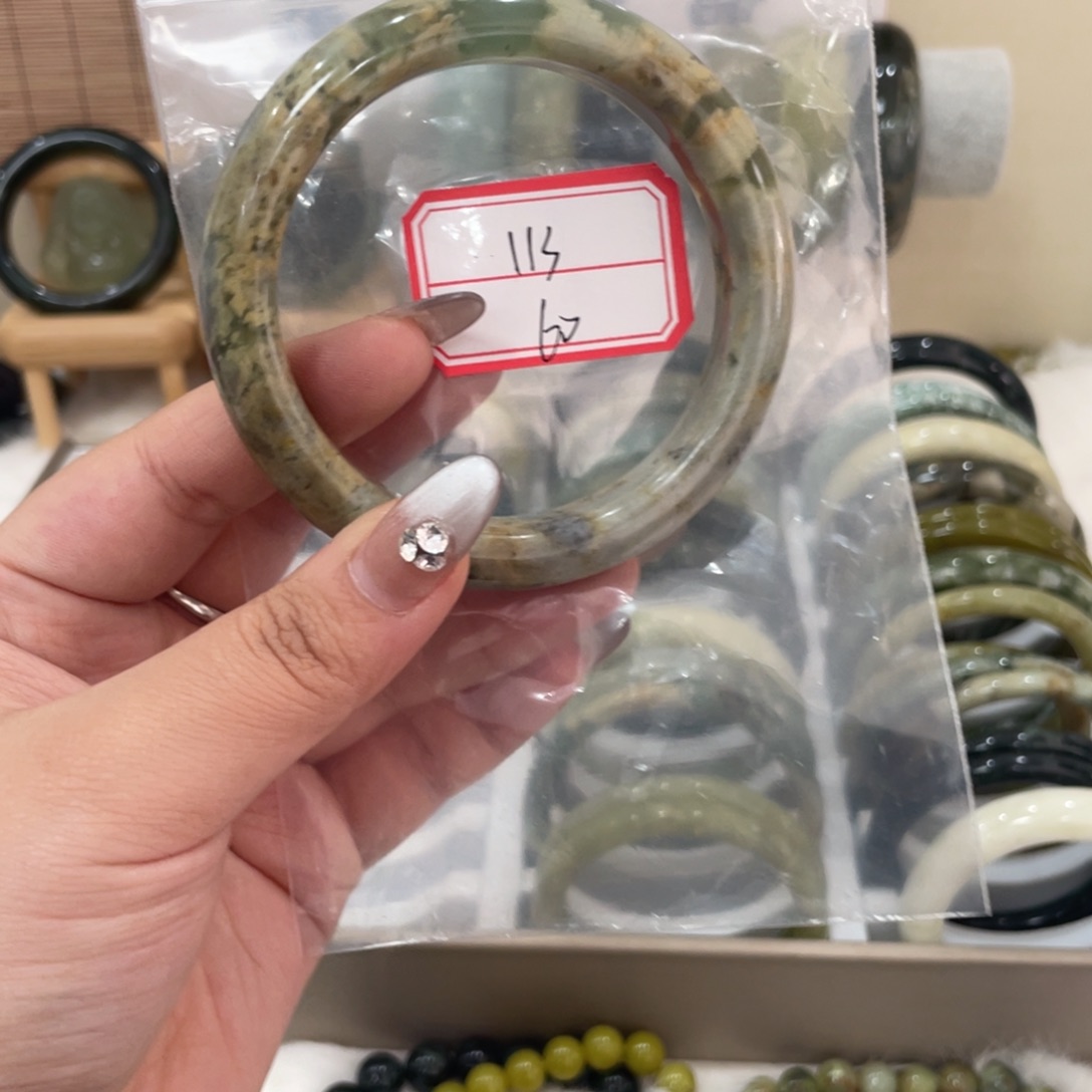 蛇纹石玉手镯未镶嵌