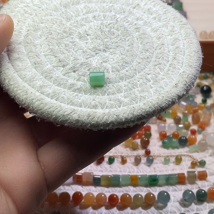 翡翠散珠未镶嵌定制翡翠桶珠卡7.2*6.4