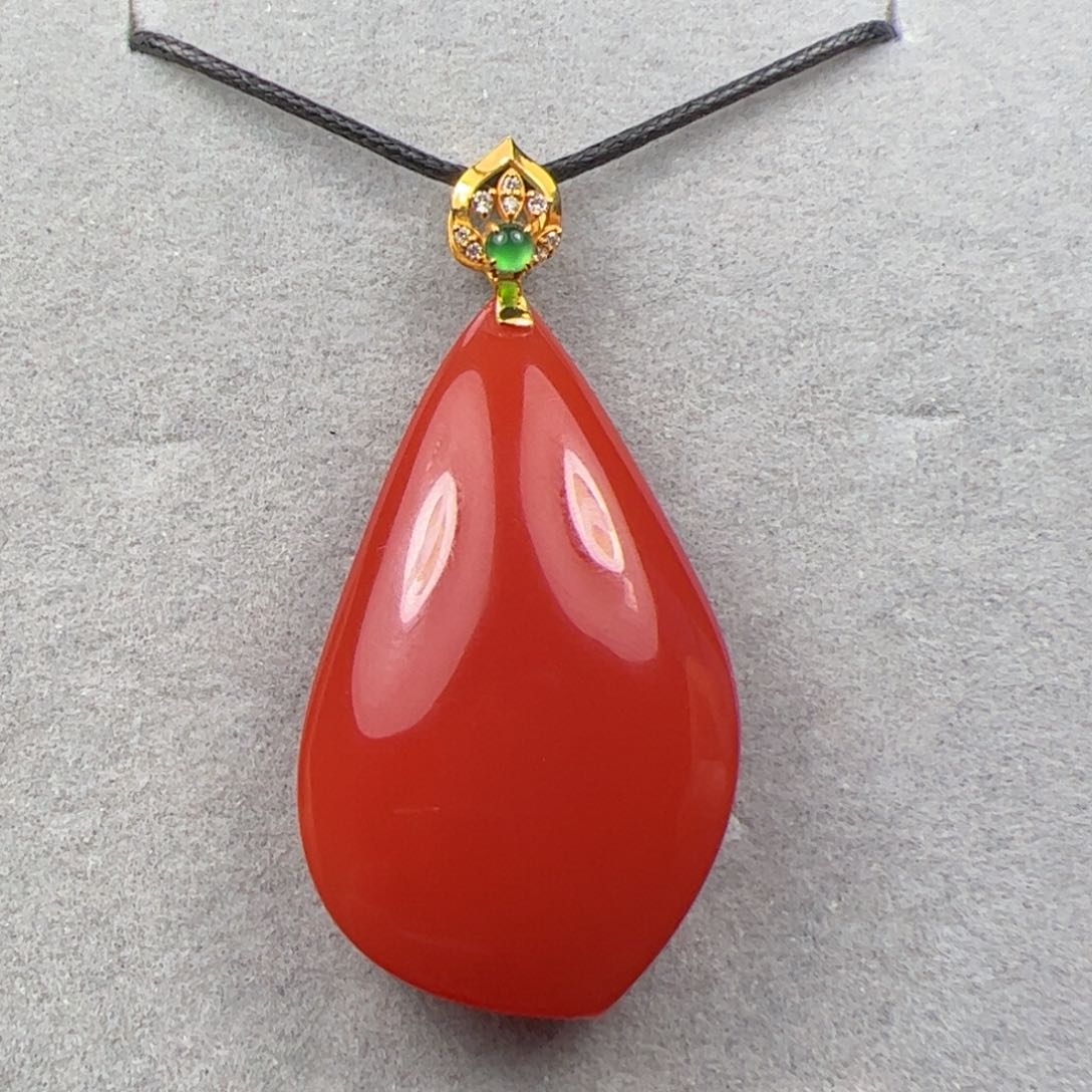 18K金镶嵌吊坠南红玛瑙