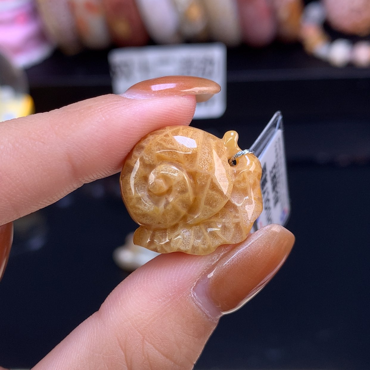 【闪购商品】颈饰未镶嵌硅化珊瑚（珊瑚玉）金色小蜗牛雕刻件（2号）