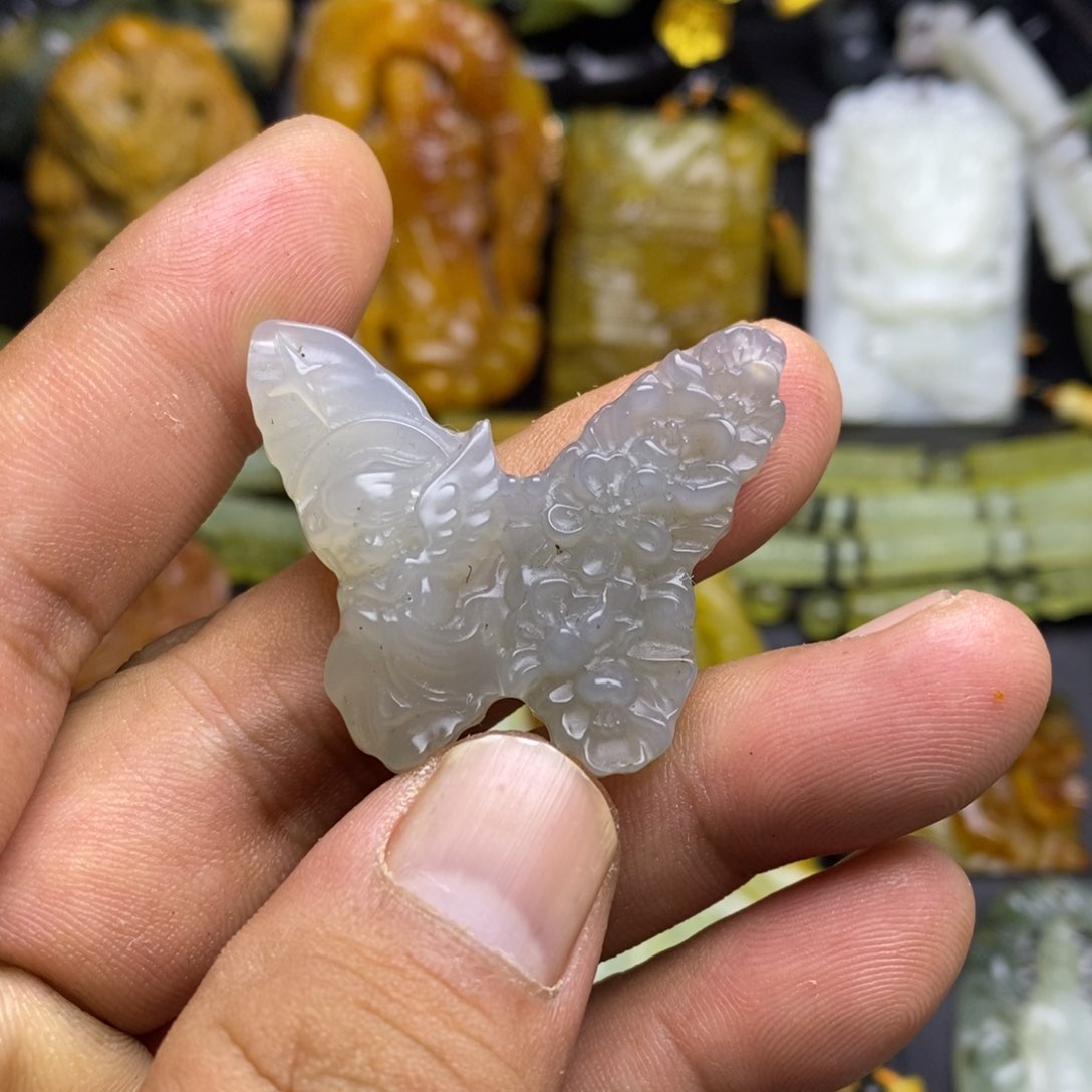 蛇纹石玉颈饰未镶嵌