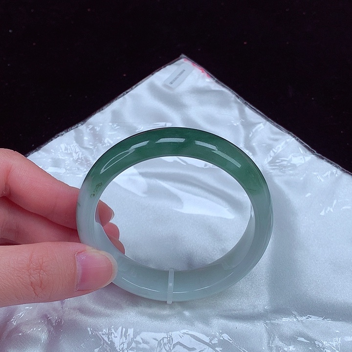 翡翠手镯未镶嵌翡翠