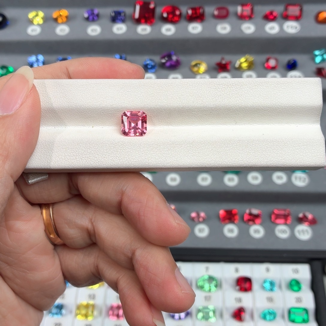 兔****合成（培育）蓝宝石裸石3.52