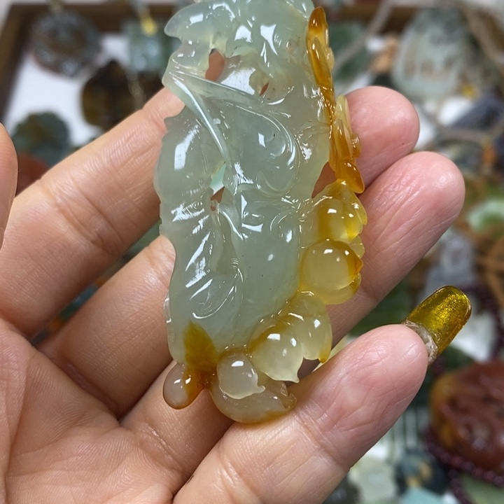 未镶嵌蛇纹石玉吊坠