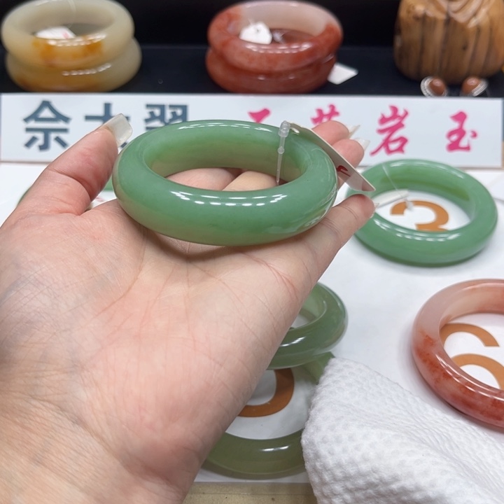 未镶嵌手镯石英质玉丢****?