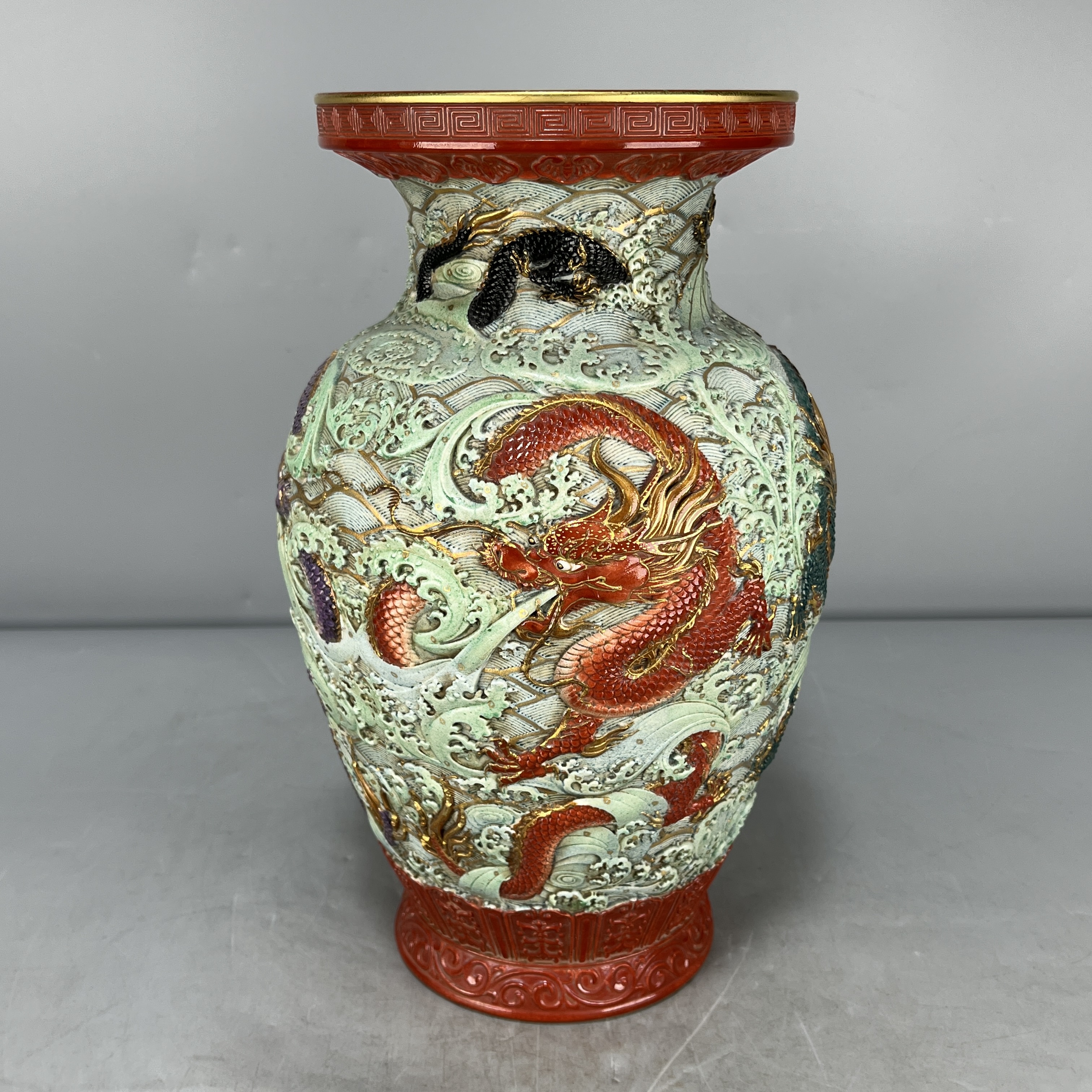 仿古瓷 仿古大清乾隆年制珐琅彩描金浮雕海水龙纹瓶
