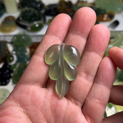蛇纹石玉颈饰未镶嵌