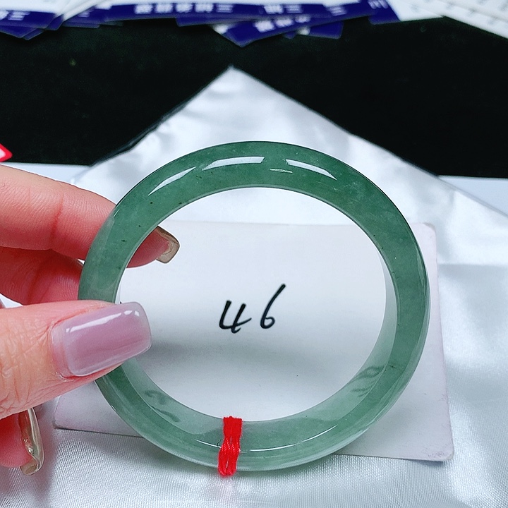 翡翠手镯未镶嵌翡翠手镯未镶嵌