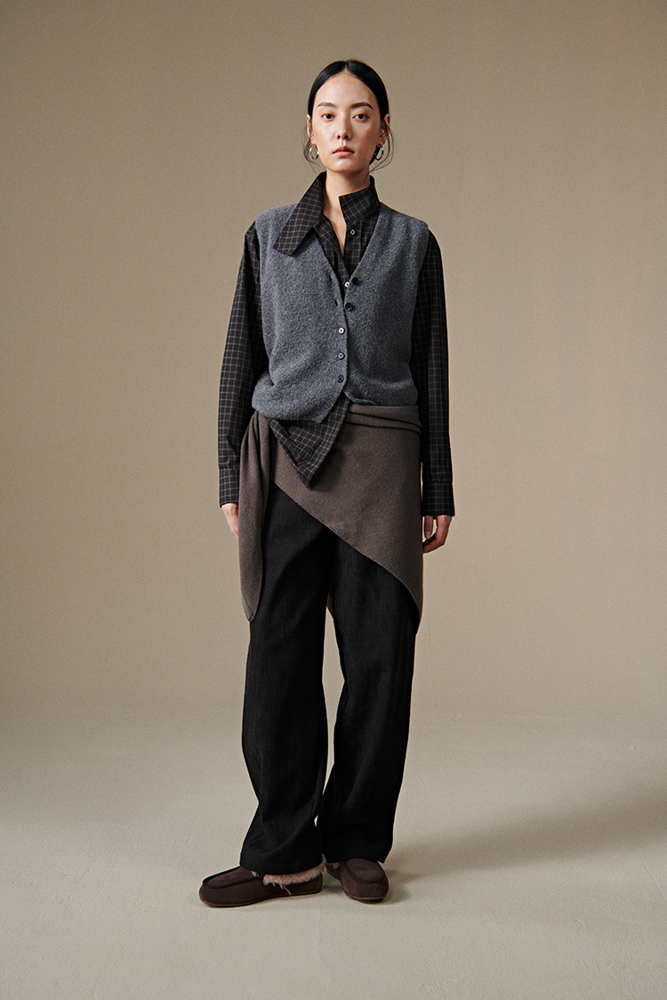 W25CD5508圈圈纱羊绒马甲以简约V领设计羊绒马甲