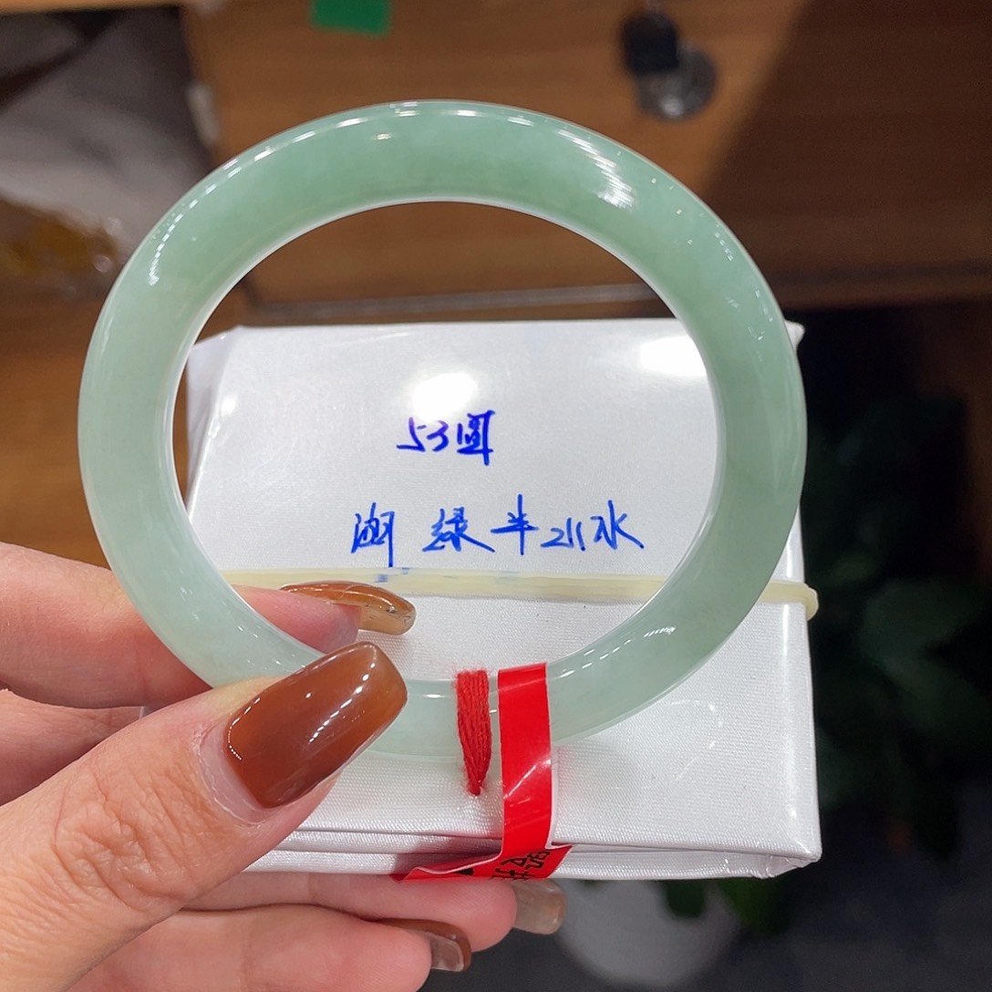 翡翠手镯未镶嵌翡翠手镯