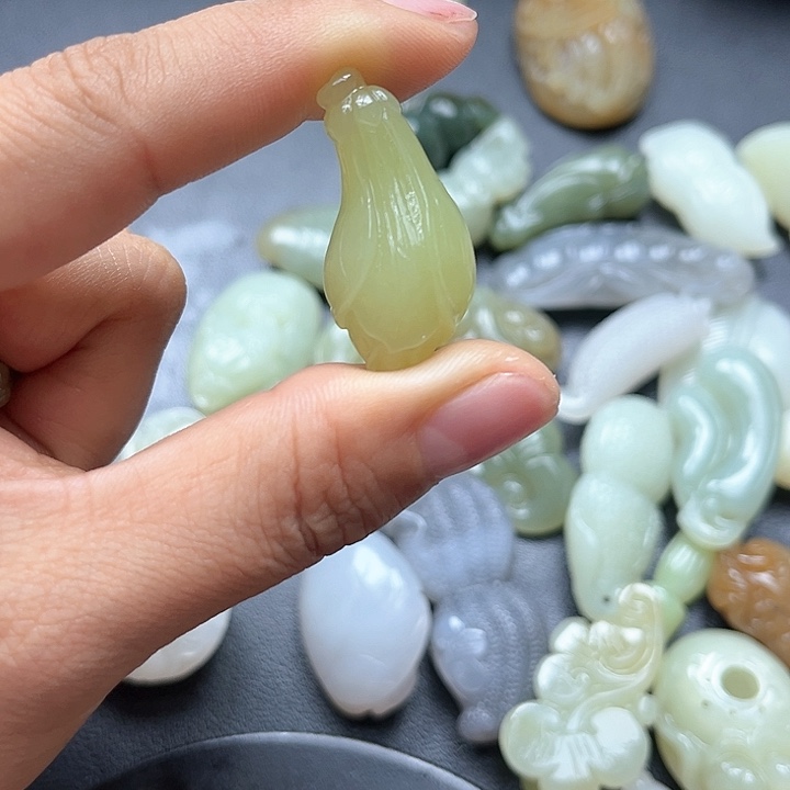 【闪购商品】颈饰未镶嵌和田玉一***?