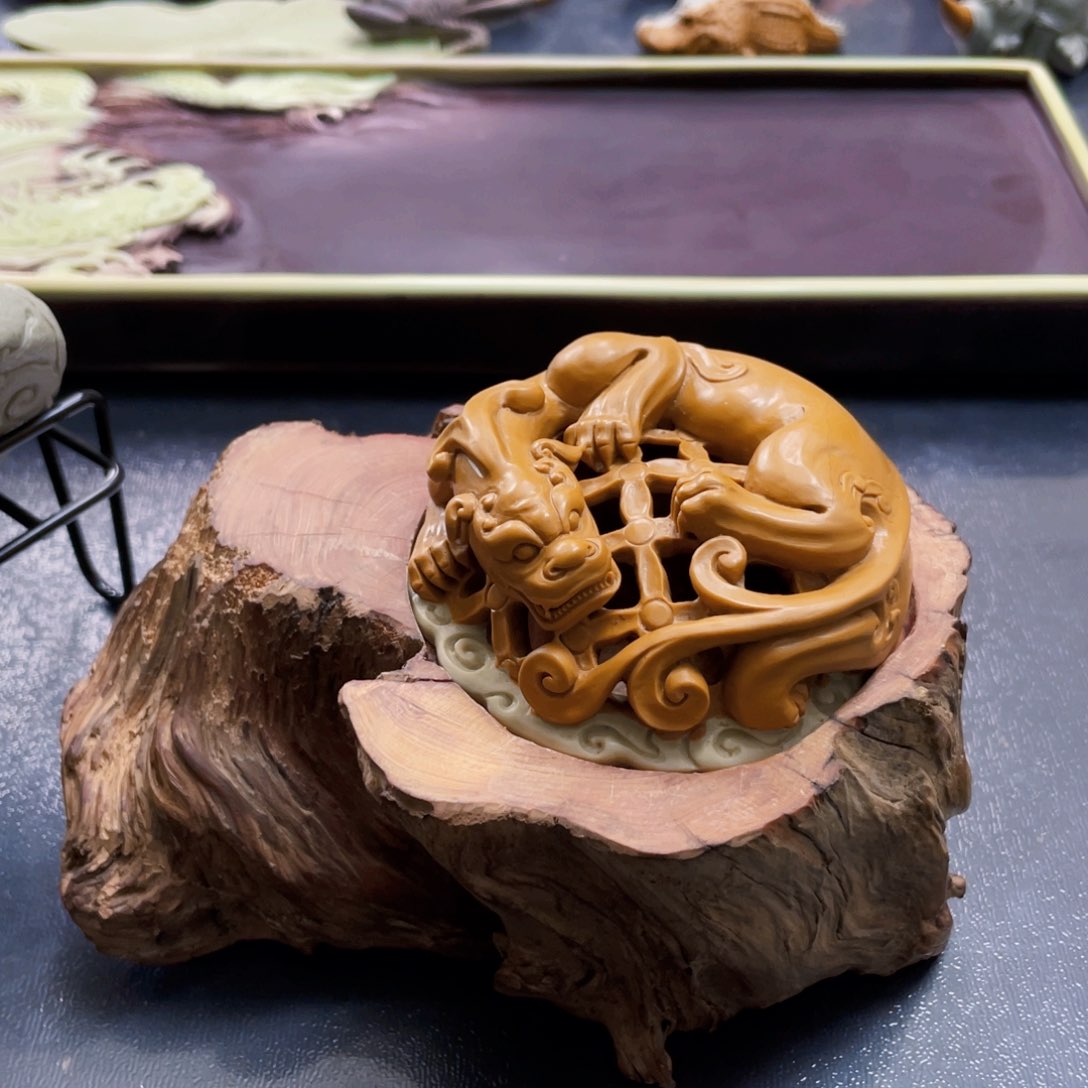 螭龙香炉手工雕刻