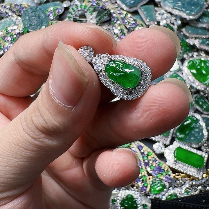 翡翠颈饰未镶嵌天然A货翡翠放漏