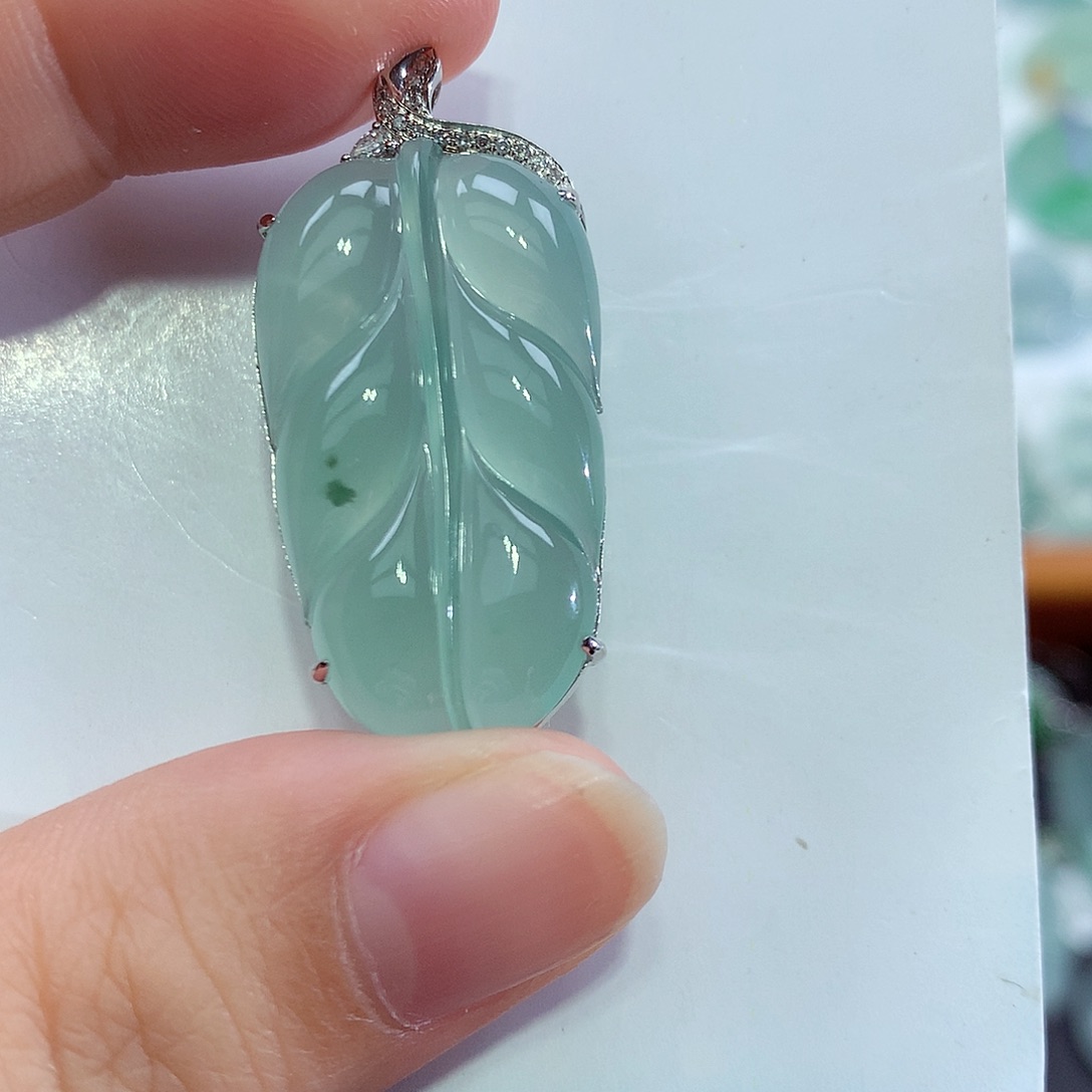 翡翠18K金镶嵌颈饰叶子
