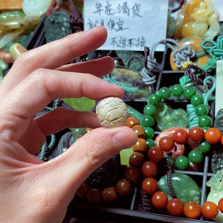 透闪石质玉颈饰未镶嵌