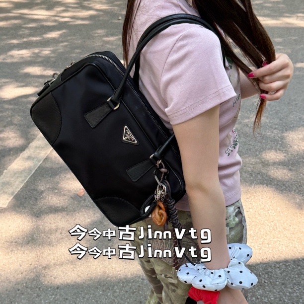 95新 Prada/普拉达 黑银降落伞拼皮plume黑色单肩包底长30123300