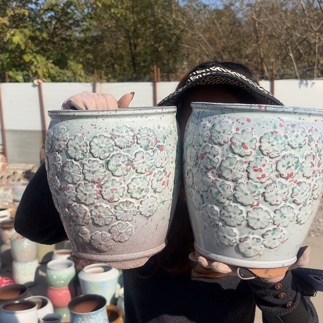 带脚花盆两个18.23